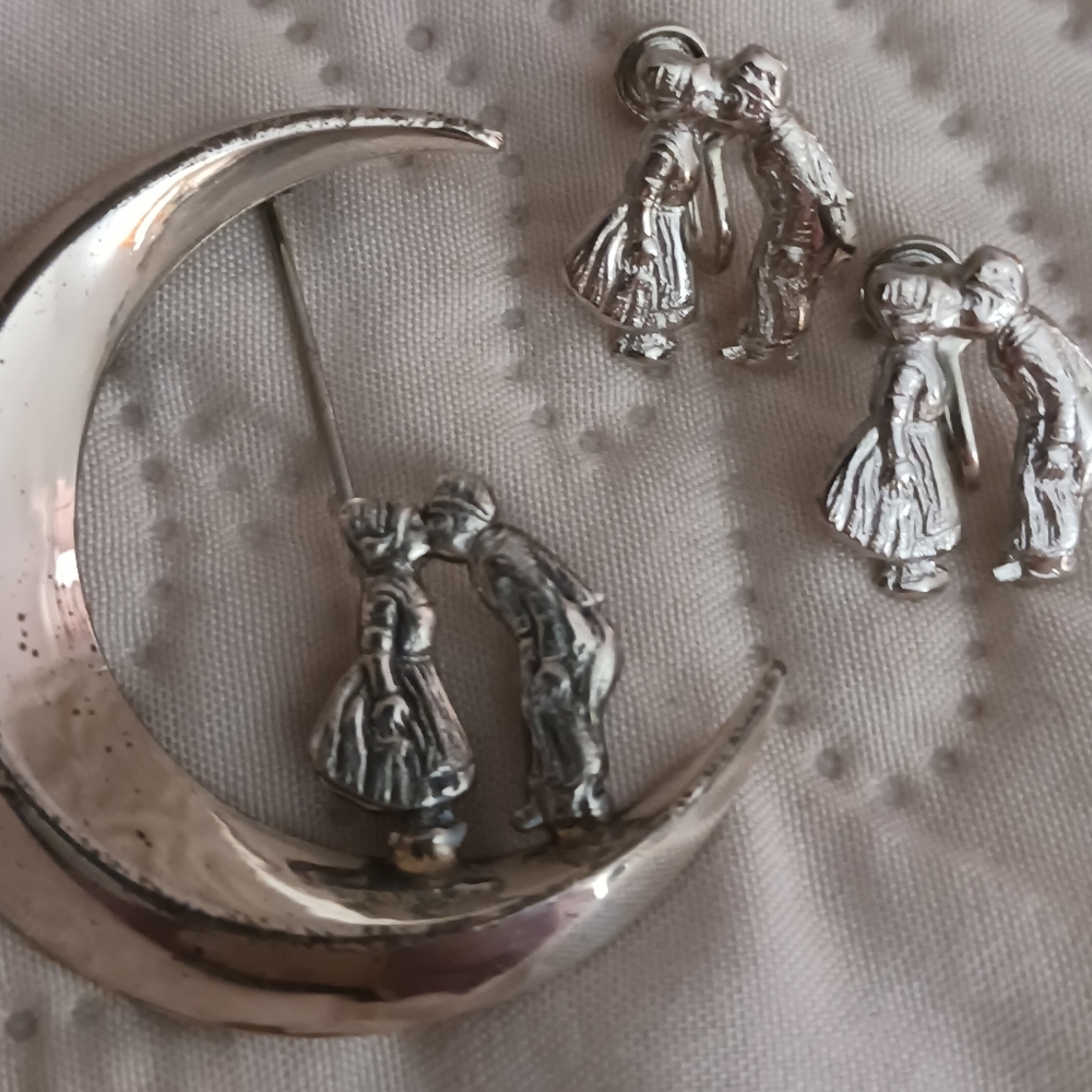 Lang Sterling Crescent Moon Kissing Dutch Couple Set - Picture 4 of 9